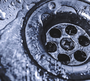 Verstopt riool: de oorzaken en oplossing